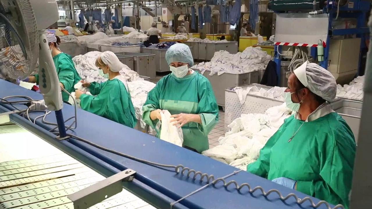 Coronavirus, nei sacchi rossi le lenzuola dei malati