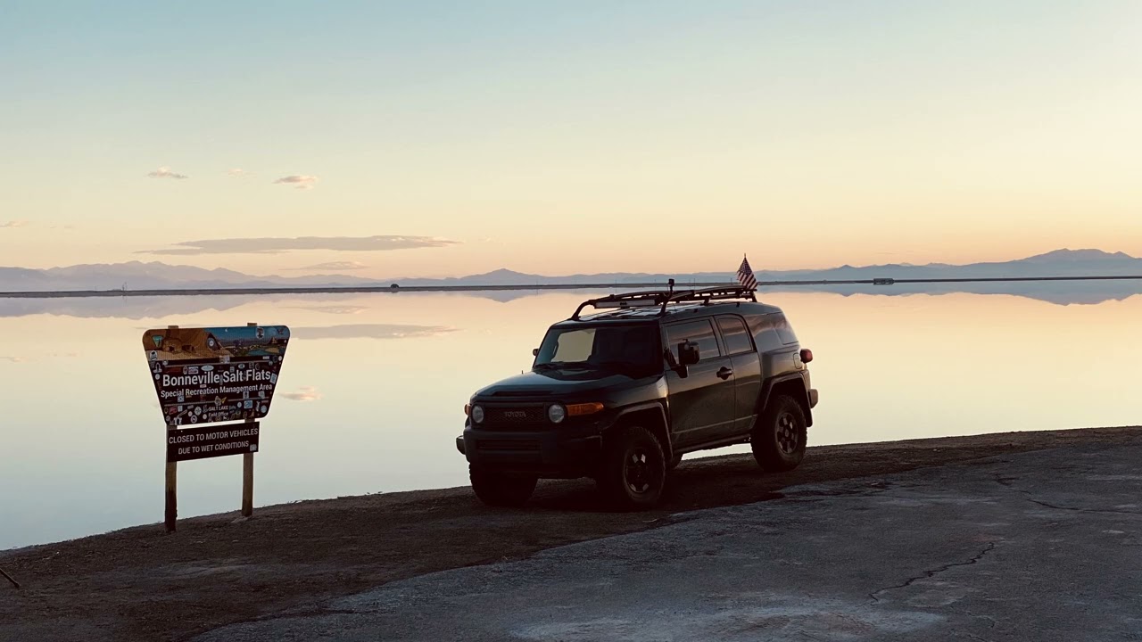FJ Cruiser теряет вас на солончаке озера Бонневиль.