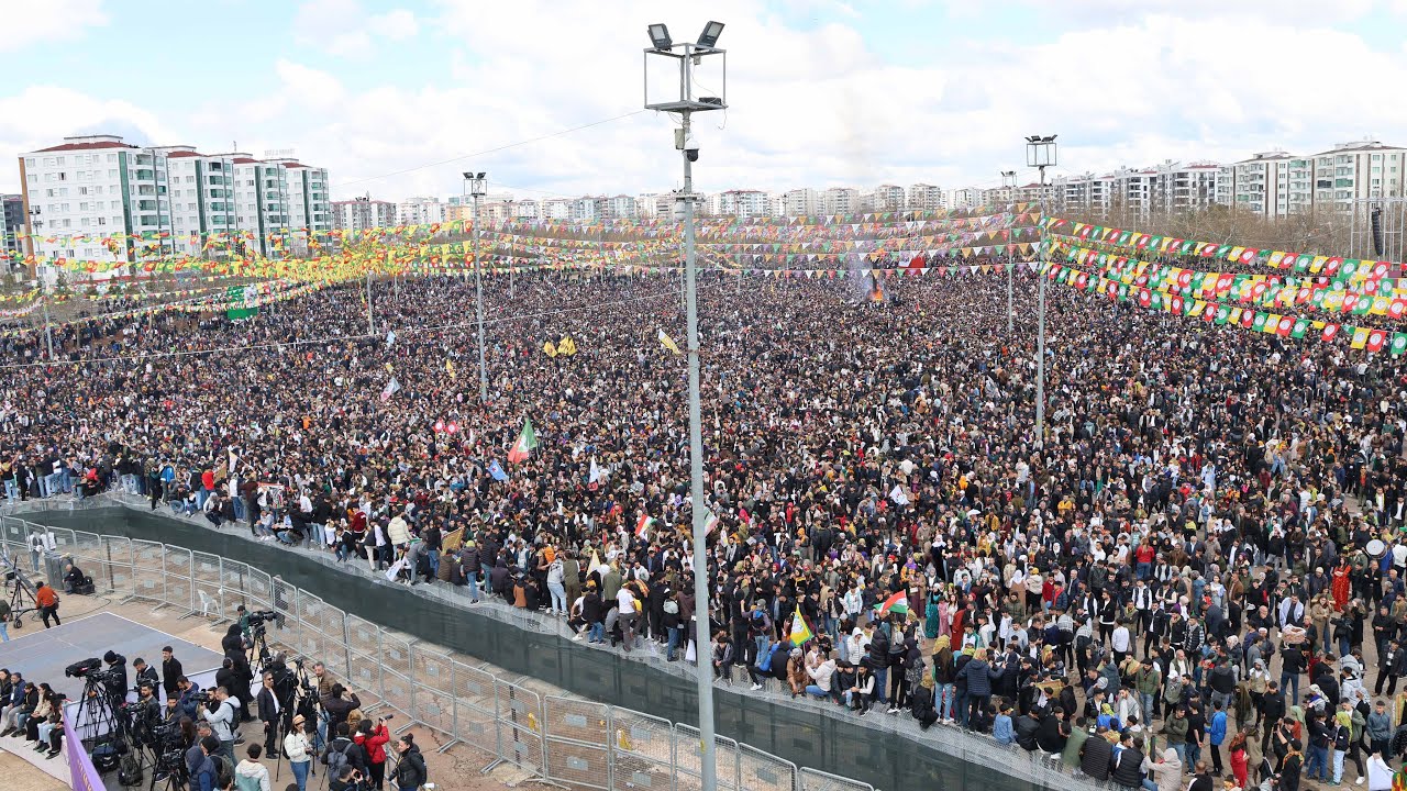 AMED NEWROZU'NA YÜZ BİNLER AKIN ETTİ