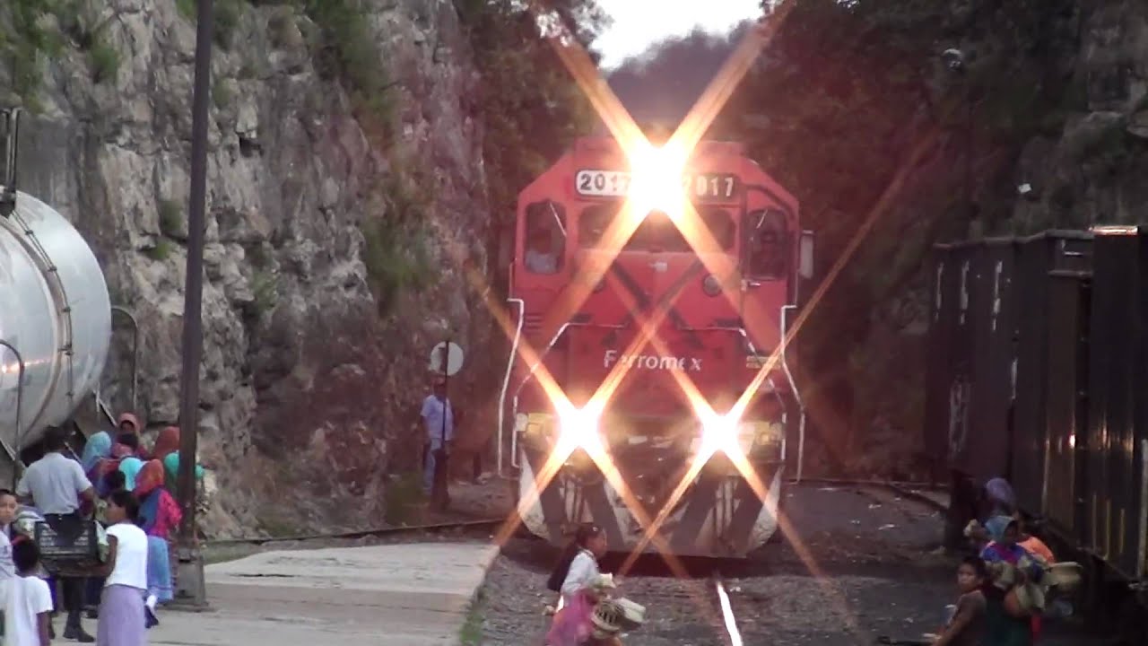 Tren Chepe Economica entrando a Estacion San Rafael