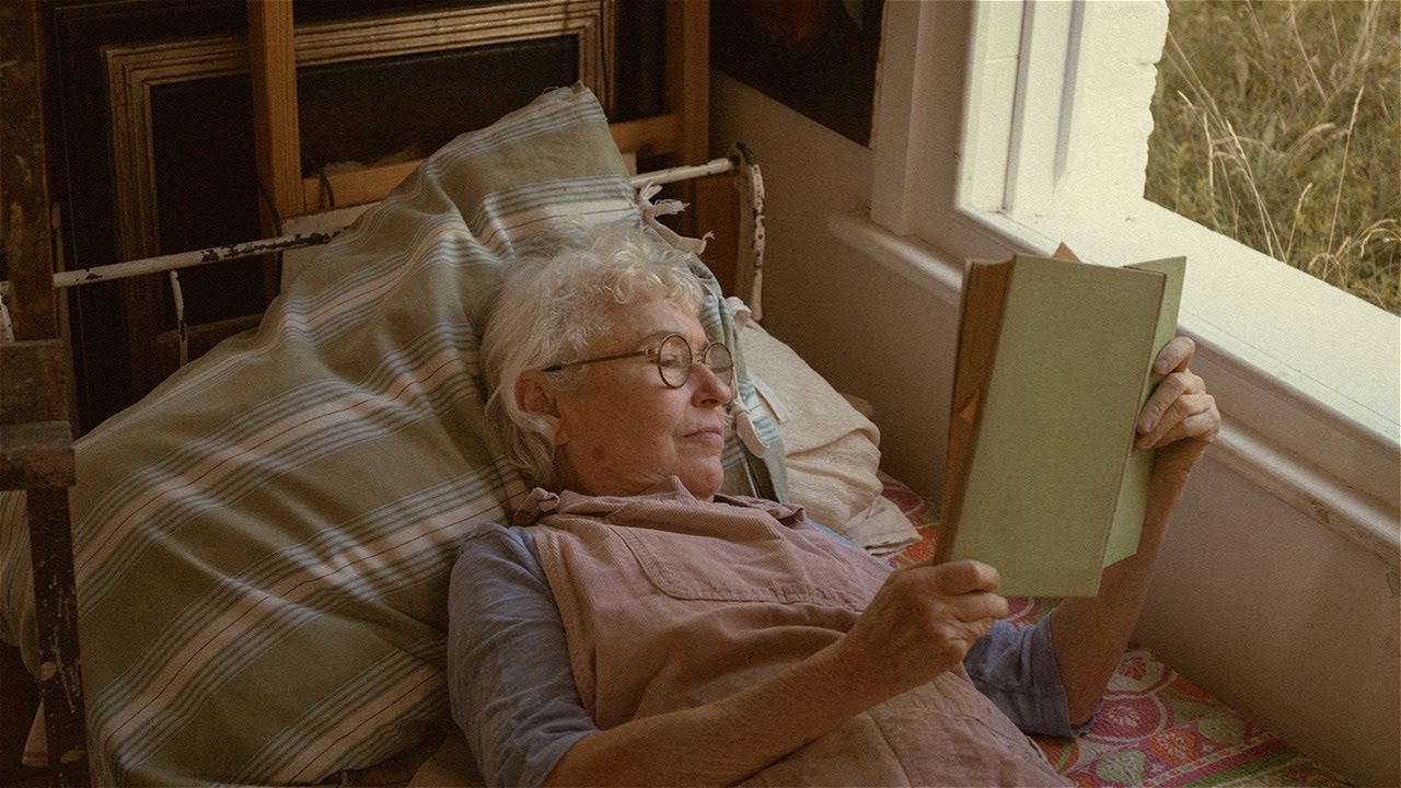 Художница Хайди Беккер рисует картину хорошей жизни в своей домашней студии на севере Лондона