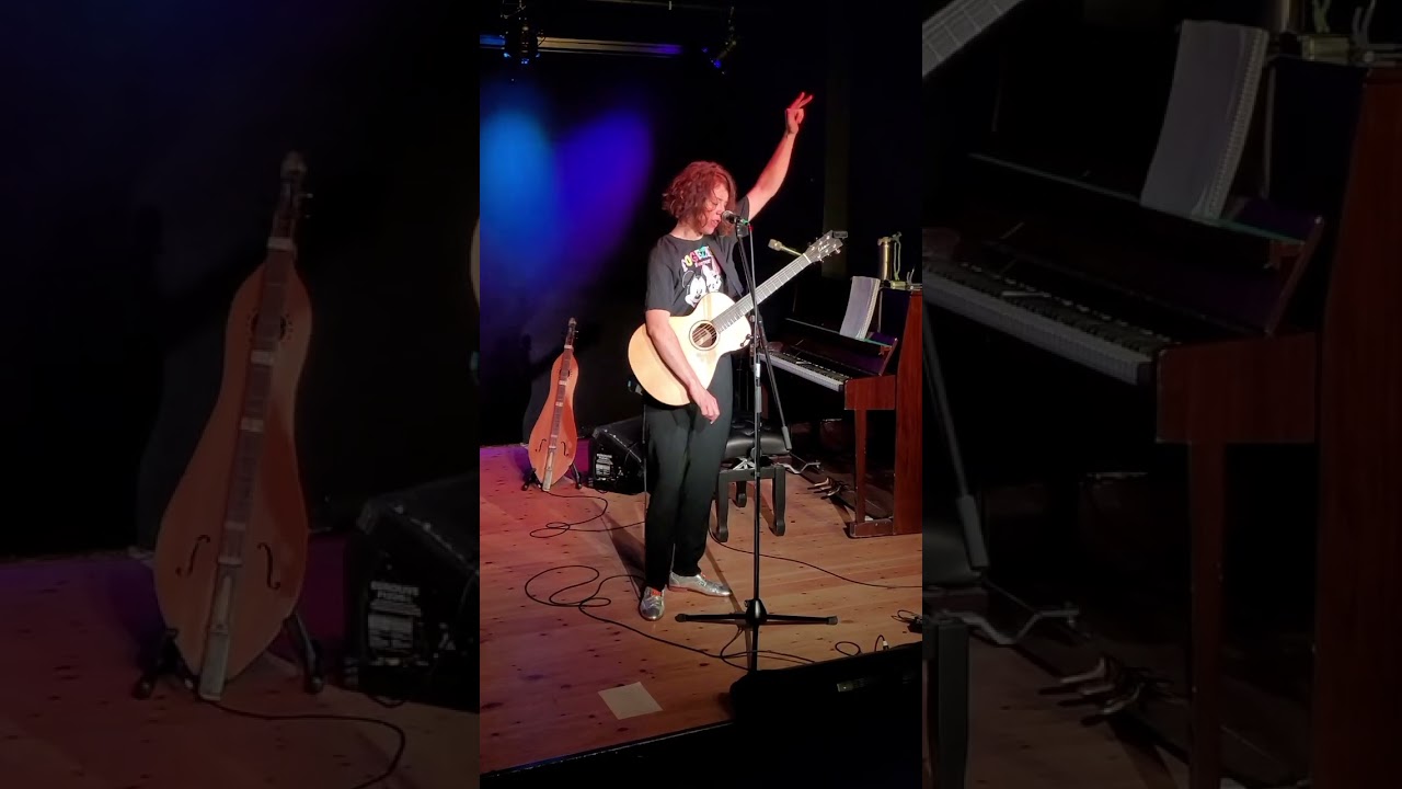 Johanna Zeul - Sandmann - snip -  live in Berlin #singersongwriter #berlin #concert #b&uuml;hne #folk