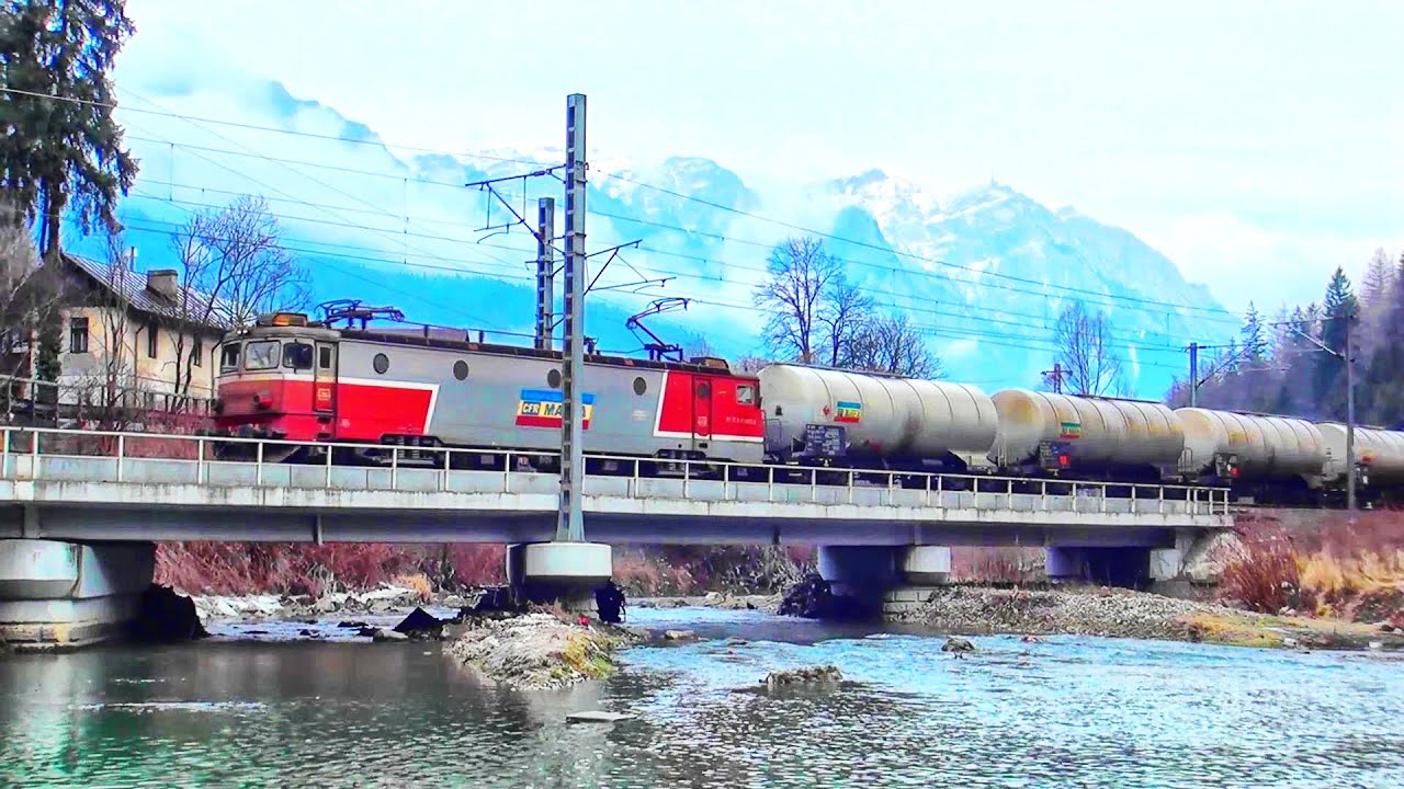 Trenuri marfare C.F.R.Marfă-coboară spre Sinaia cu Munții Bucegi pe fundal-20.02.2020