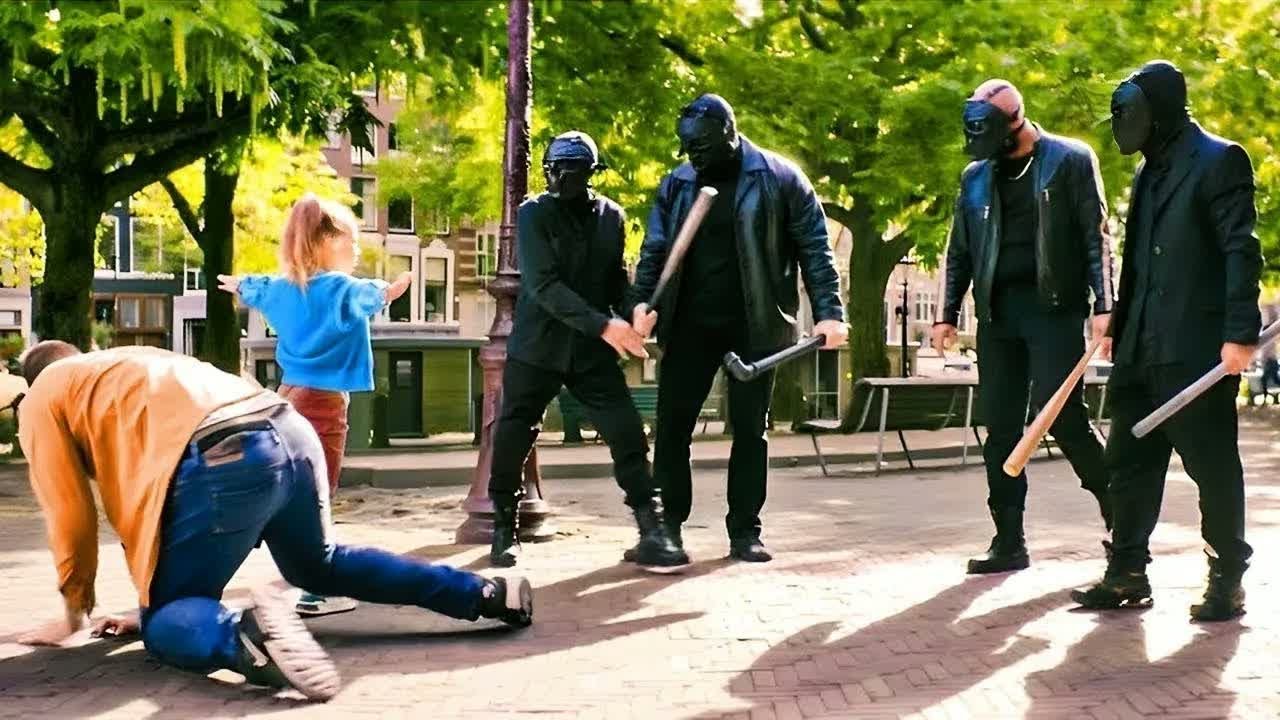 Les voyous ne savent pas qu'ils ont affaire à un soldat des forces spéciales à la retraite.