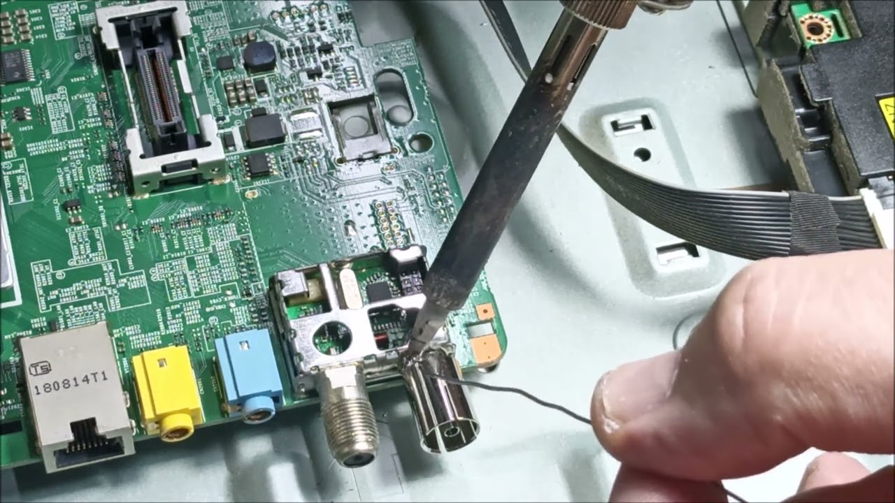 TV Samsung UE43NU7400: Una Riparazione Semplice ma Impegnativa!