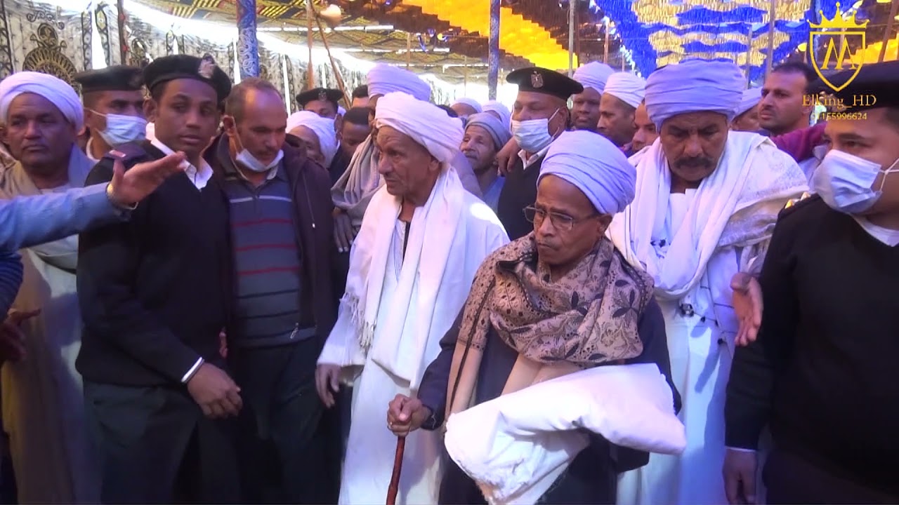 لحظة تقديم الكفن و الصلح بين عائلتي أحمد غنام و إبراهيم خليل بالطوناب