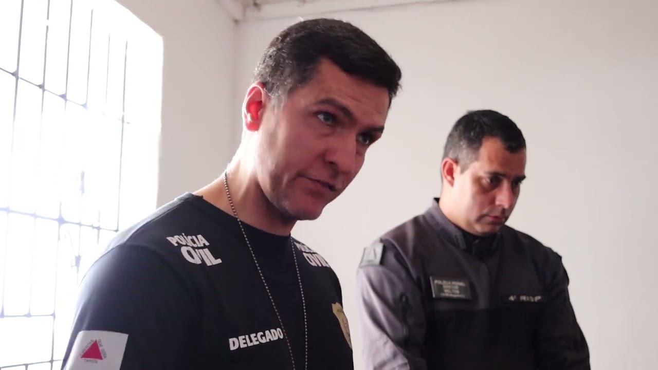 Diocese de Leopoldina entrega exemplares da Novena de Natal em presídios da região.