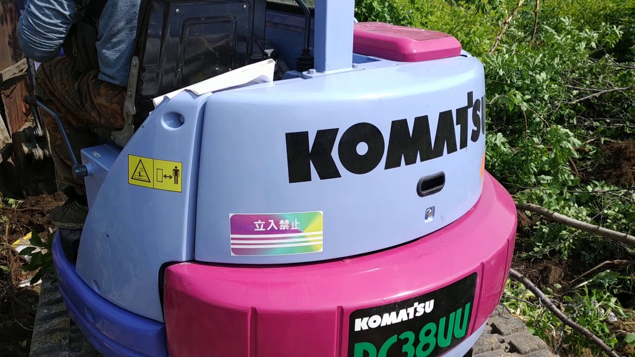 Экскаватор Komatsu pc38uu в работе