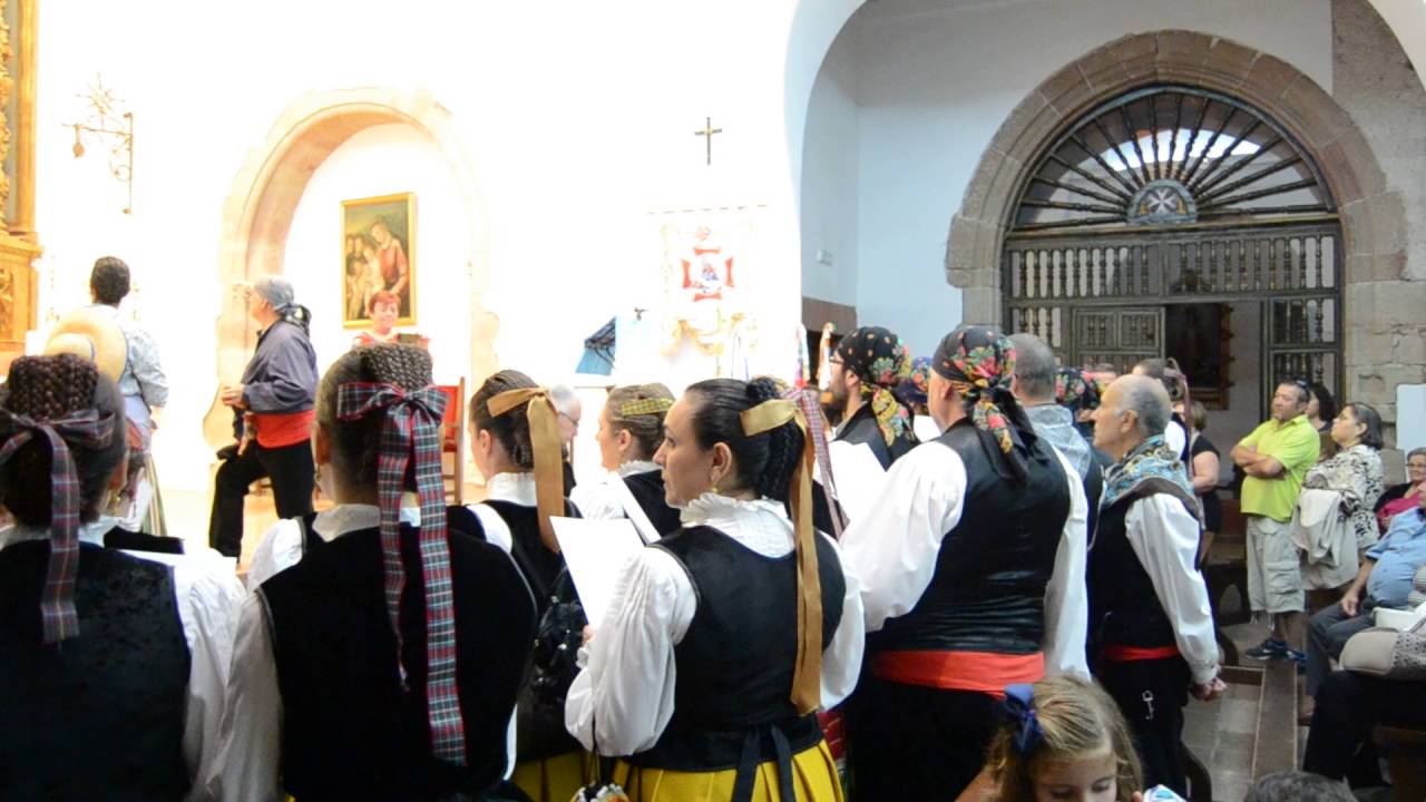Ofrenda de mosto y canción a la Virgen del Rosario