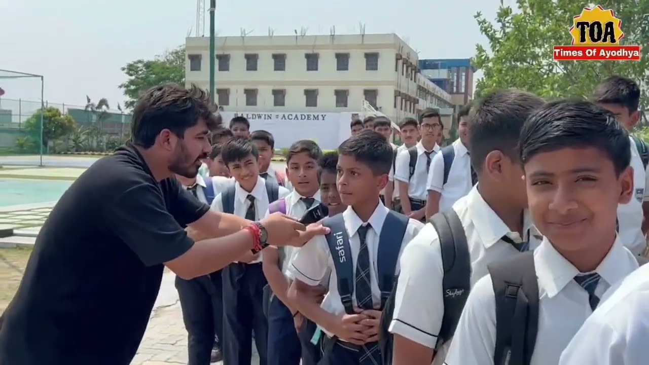यहां बच्चों को डॉक्टर और इंजीनियर पढ़ाते हैं, पूरे बिहार में नहीं मिलेगा ऐसा कैम्पस!!