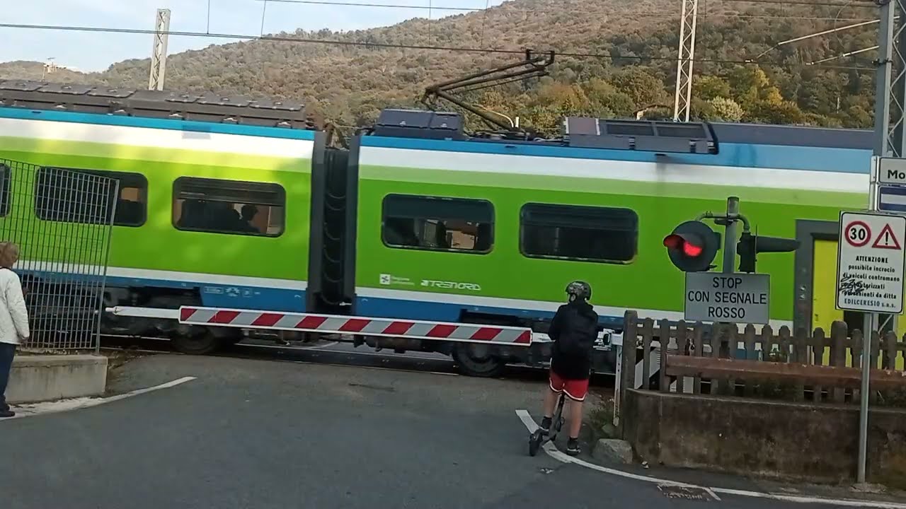 14/10/25 Passaggio a livello level crossing Italia-Italy (Porto ceresio)