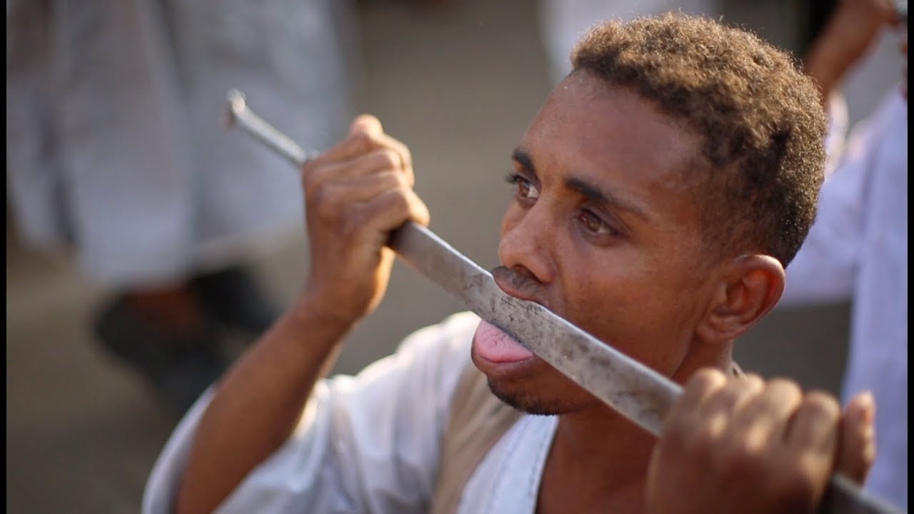 «ضرب بالسيوف وغرس الأسياخ» في احتفالات «الصوفية» بمولد الشاذلي