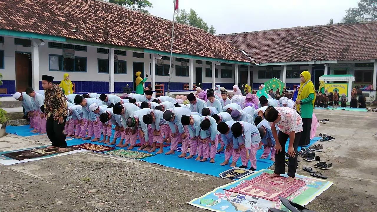 Kegiatan rutin Sholat Dhuha Setiap pagi MI Muhammadiyah Munggur