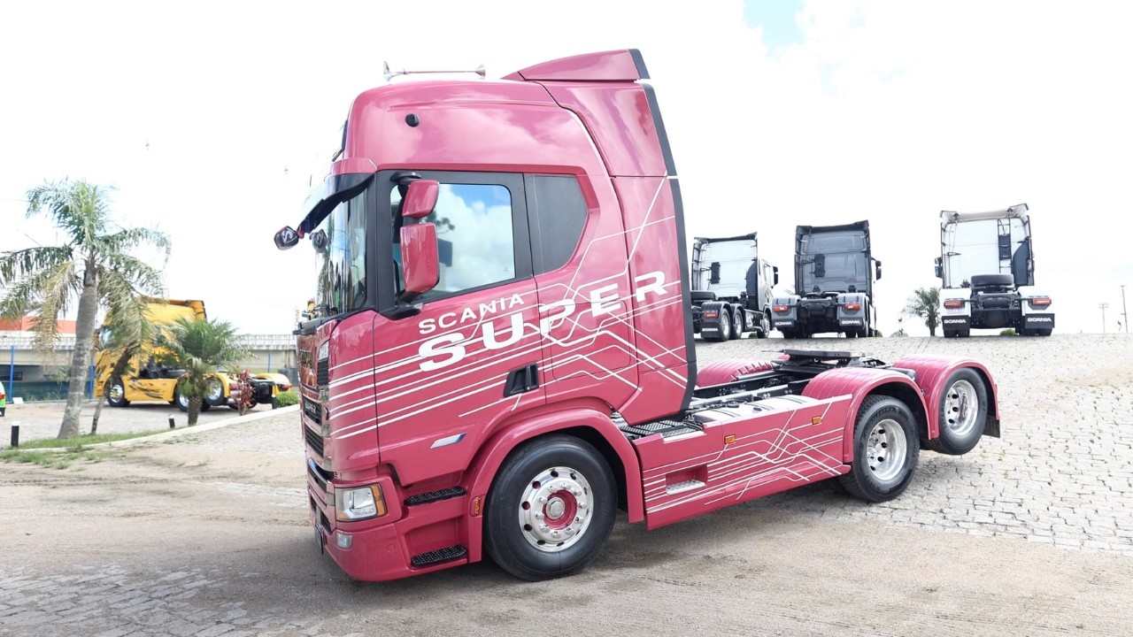 R460 Super 2024 • Performance, Conforto e Presença de Estrada
