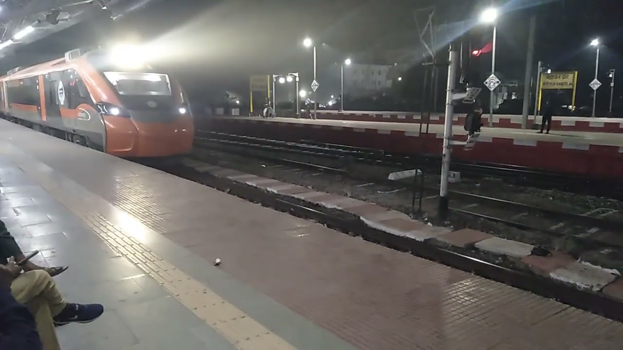 भारत की पहली स्लीपर वंदेभारत ट्रेन Bandel के प्लेटफार्म नंबर पांच पर आते हुए 🚆🙏🙏🙏