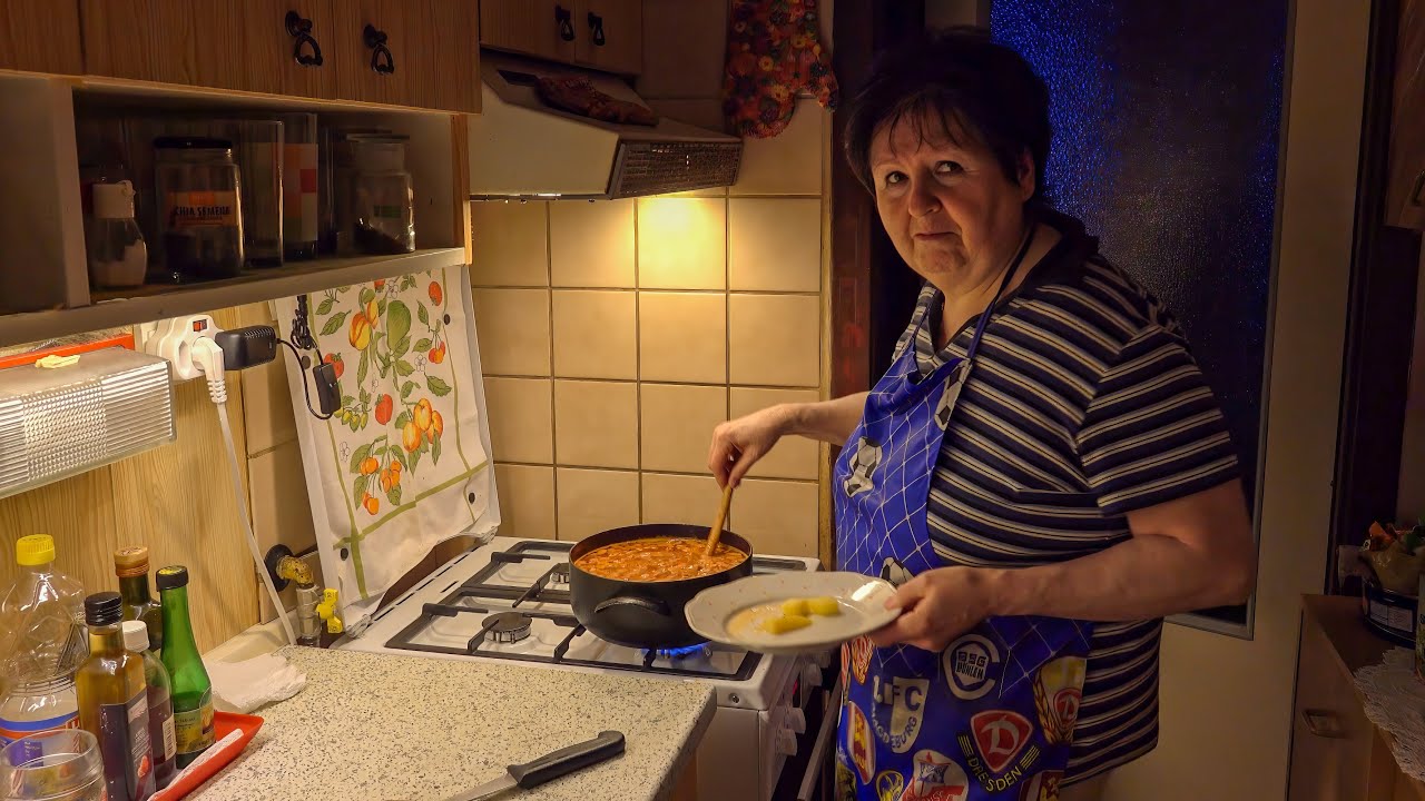 Helenka ❤️ vaří gulášovou polévku 14.3.2017, 4K