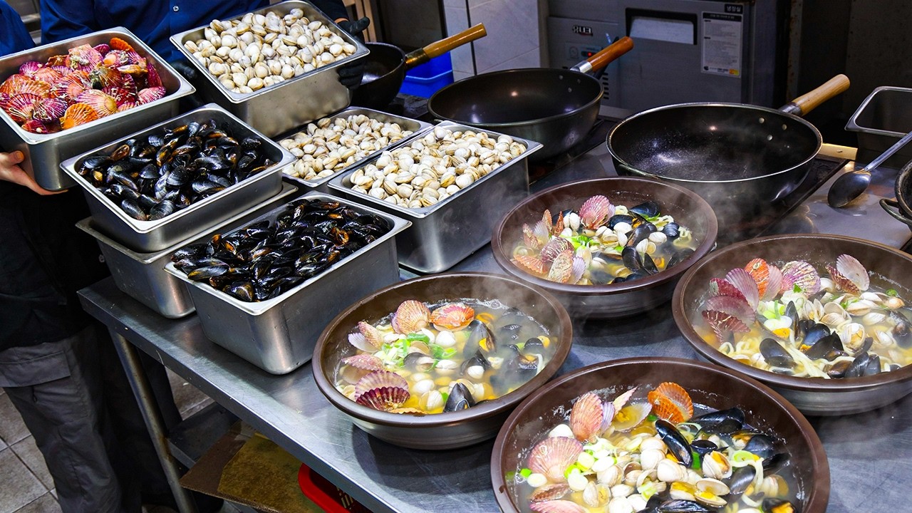 매달 조개만 5톤?! 면보다 조개가 많은 칼국수의 위엄 / 5,000kg clams monthly! More clams than noodles - Korean street food