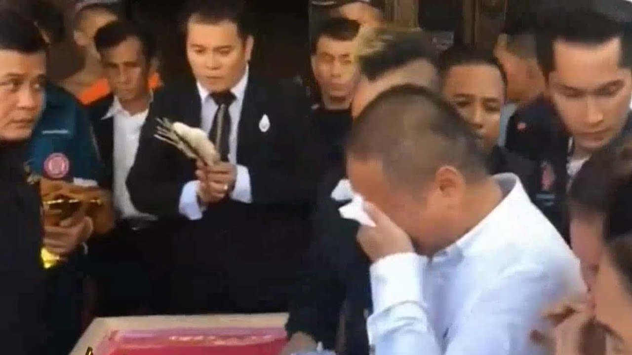 เรื่องเล่าเสาร์-อาทิตย์ สุดเศร้า 'หม่ำ' ปล่อยโฮ ฌาปนกิจศพ 'แวว' - ลูกชาย 2 คนบวชหน้าไฟให้แม่