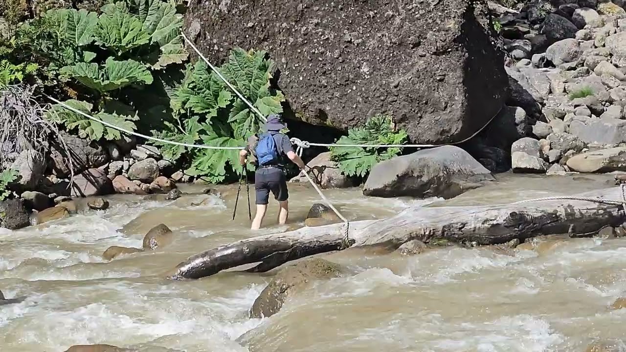 Trekking a Salto El Hilo, Volcán Yates 