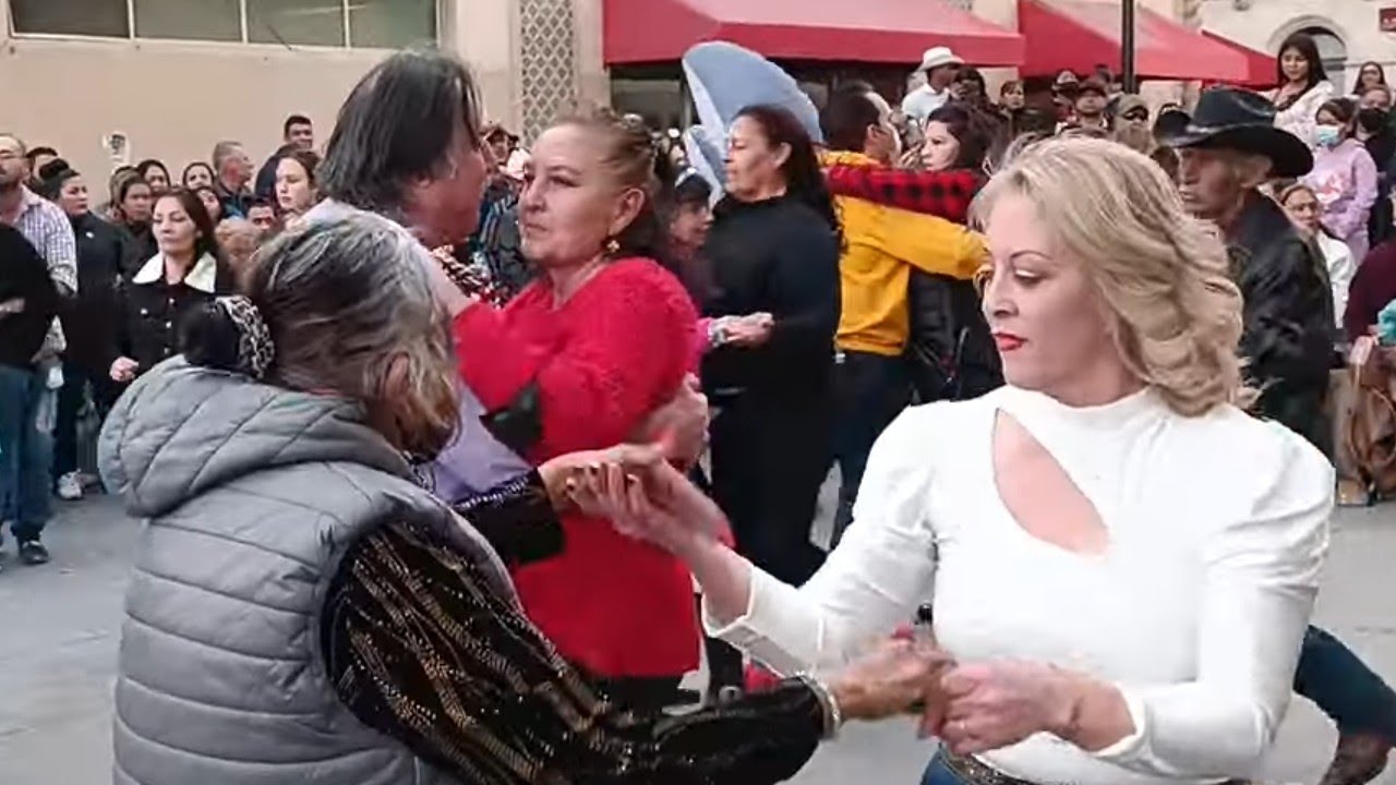 Que elegancia la de Francia! Edith bailando con fan Doña Cuca con @musicalmilagroofficial