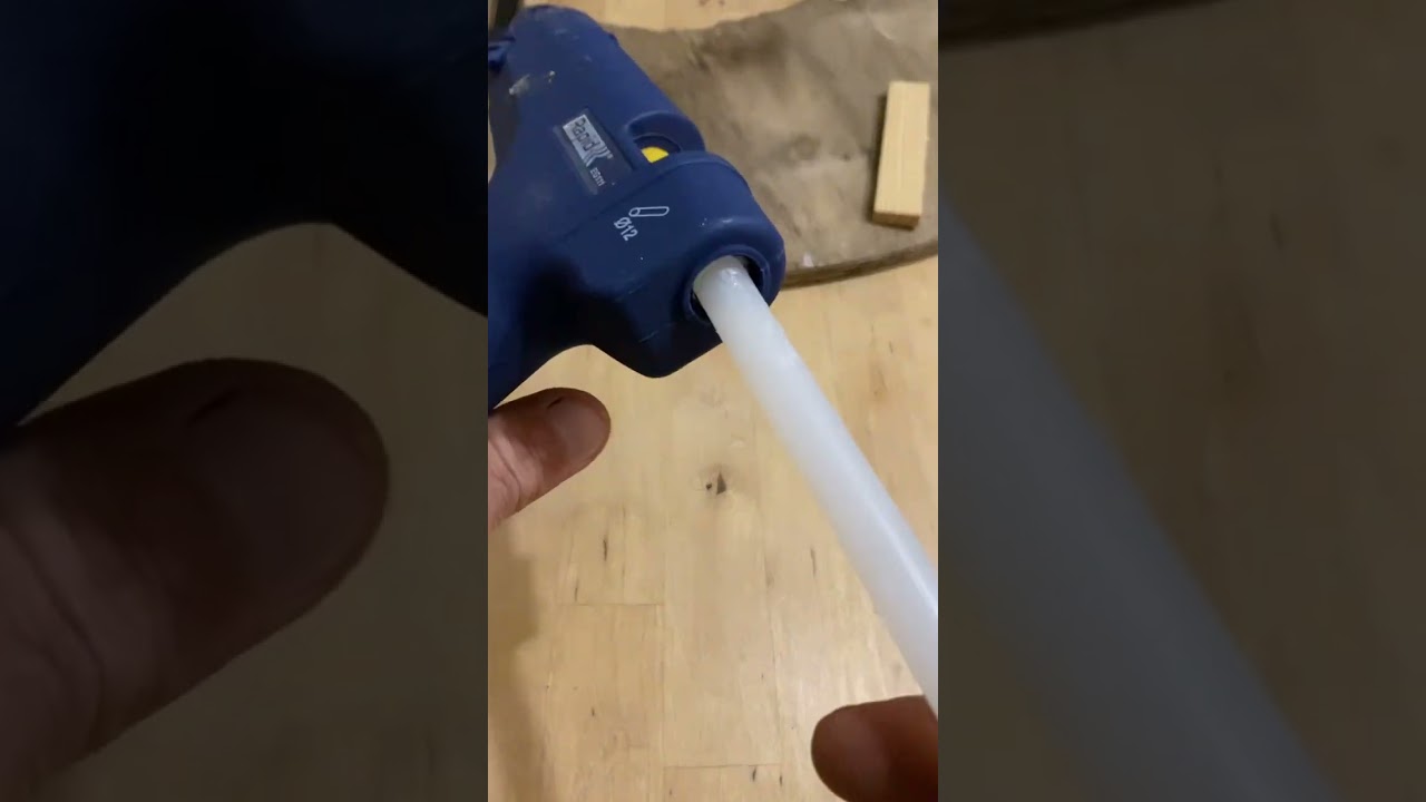 Comment faire tenir le b&acirc;ton &agrave; colle sur ton pistolet #diy #woodworking #creative #tuto #creativity