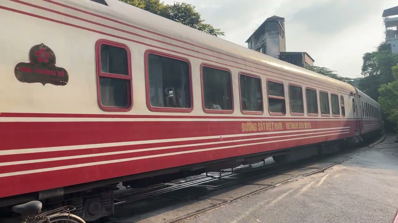 Đầu máy D19E-976 kéo đoàn tàu LP5 qua chắn Lê Duẩn