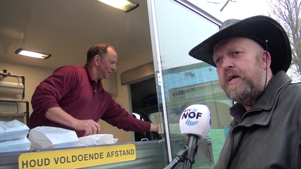 Boer Frans viert feestdagen met vriendin onder kerstboom