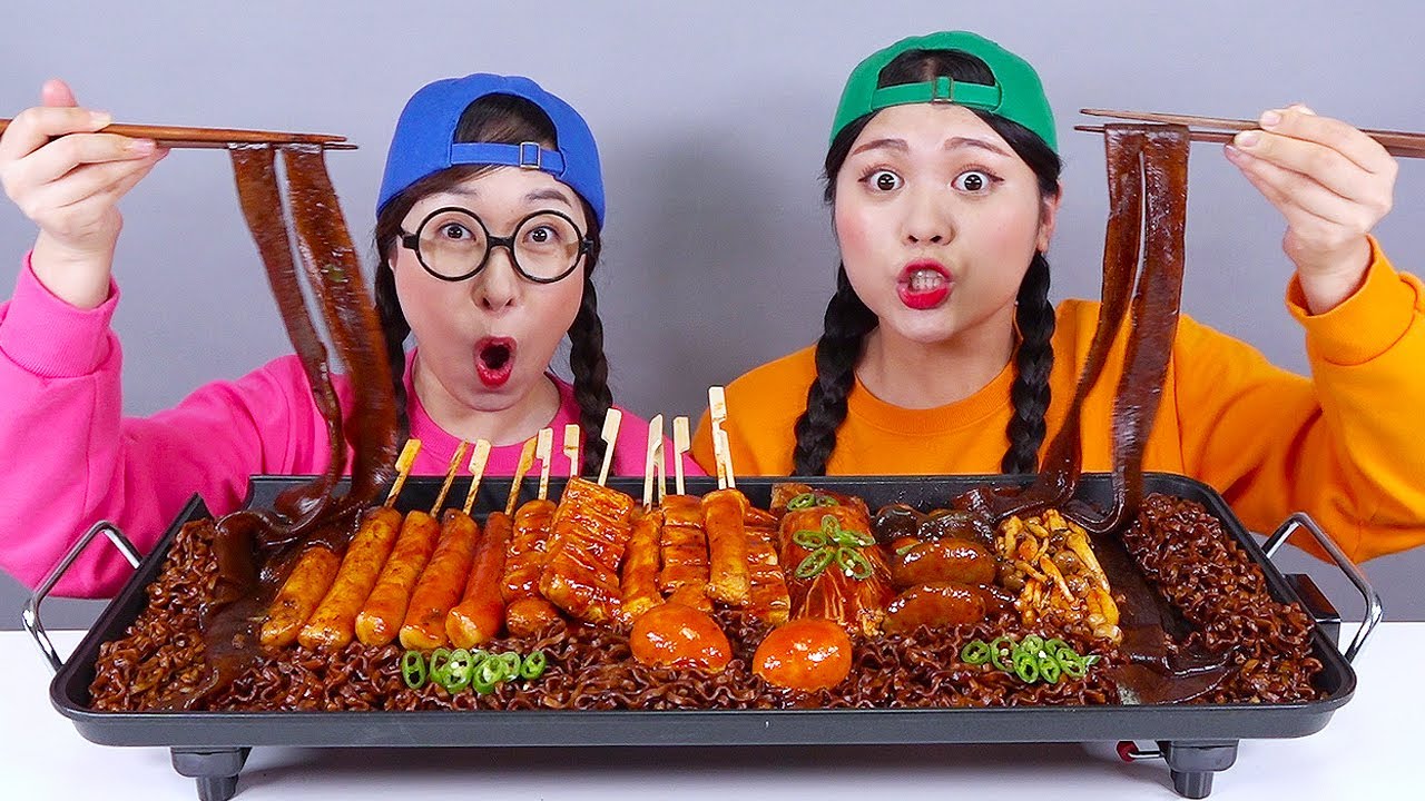Macarr&atilde;o Preto TTeokbokki Mukbang DONA
