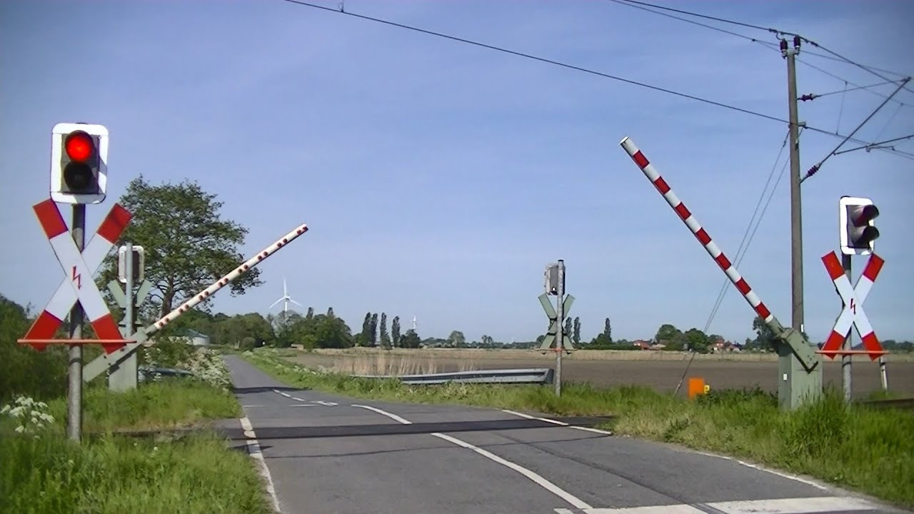 Spoorwegovergang Marienhafe (D) // Railroad crossing // Bahnübergang