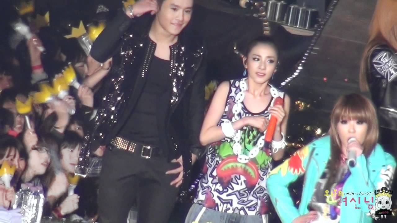 [FANCAM] 111204 YG Family concert ② - Talk + Go away (DARA ver)