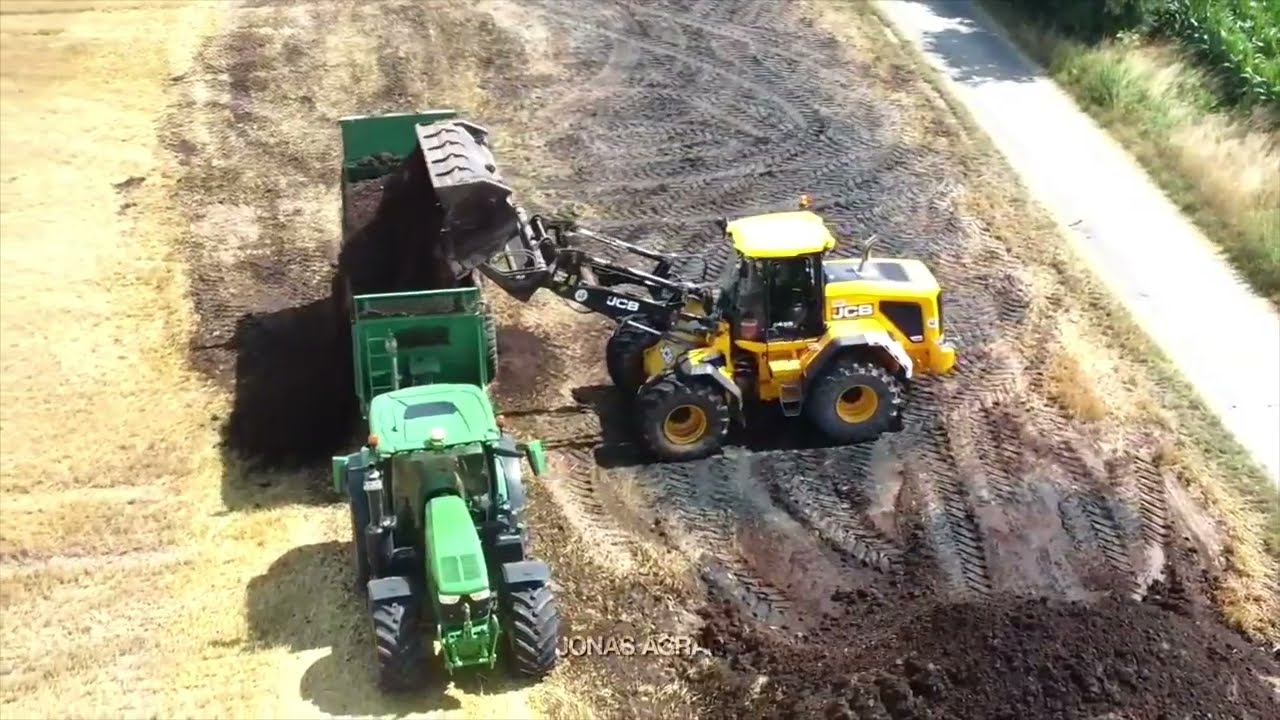 Kompost streuen - JCB Radlader