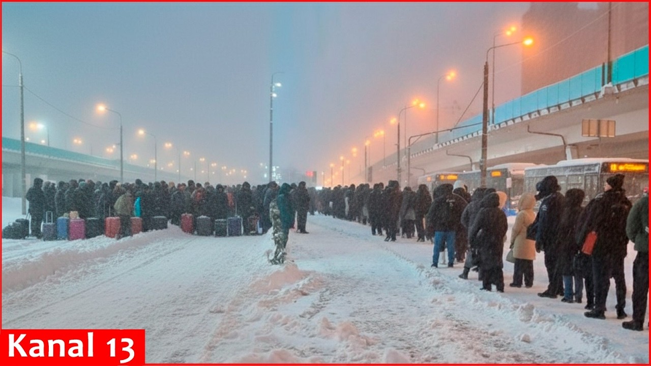 Москва стала заложницей снега: транспорт парализован, на автобусных остановках образуются километ...