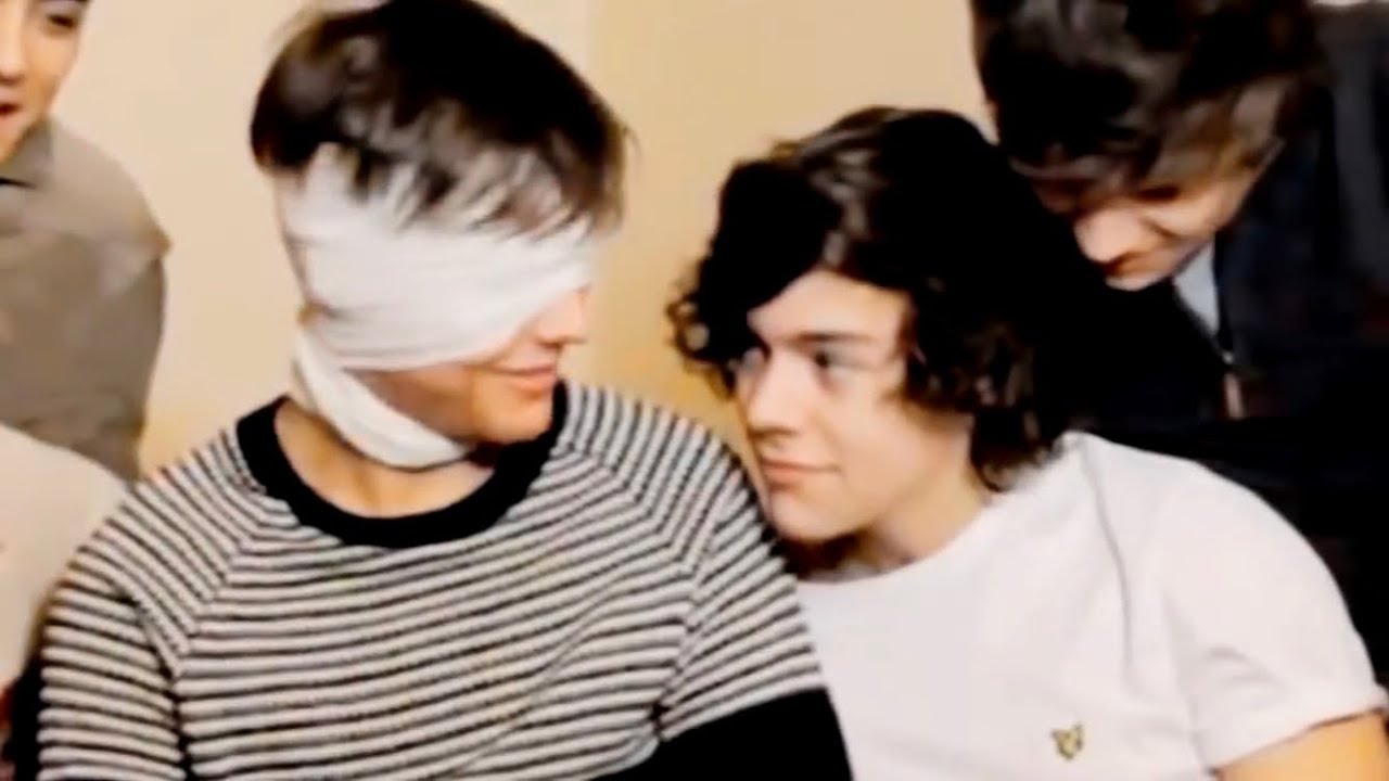 harry & louis // they look at each other.. a lot