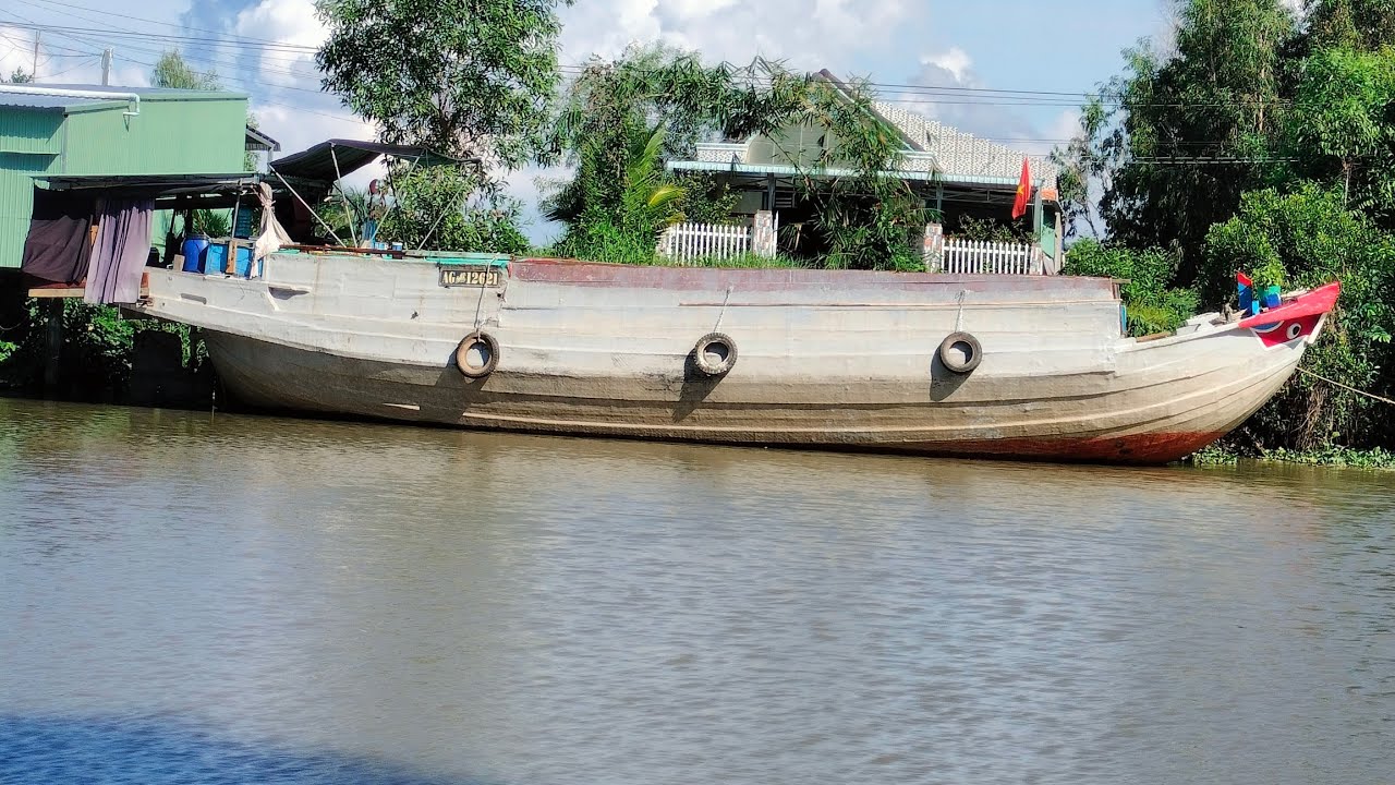 Ghe 70 tấn giá rẻ, có tiền mua được. 0984149358.