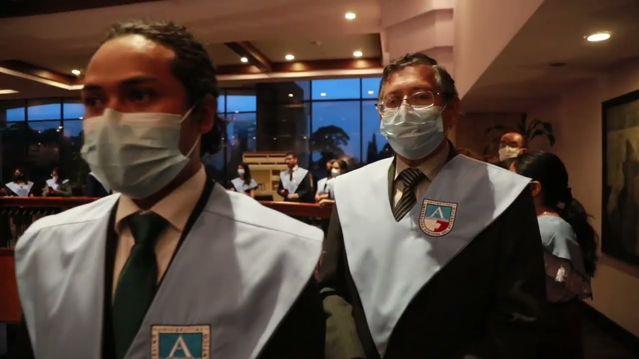 Ceremonia de entrega de títulos a estudiantes de Guatemala