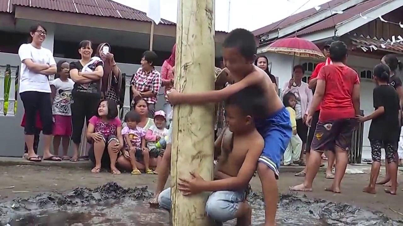 SERU......!!??  PANJAT PINANG PAKAI POHON PISANG