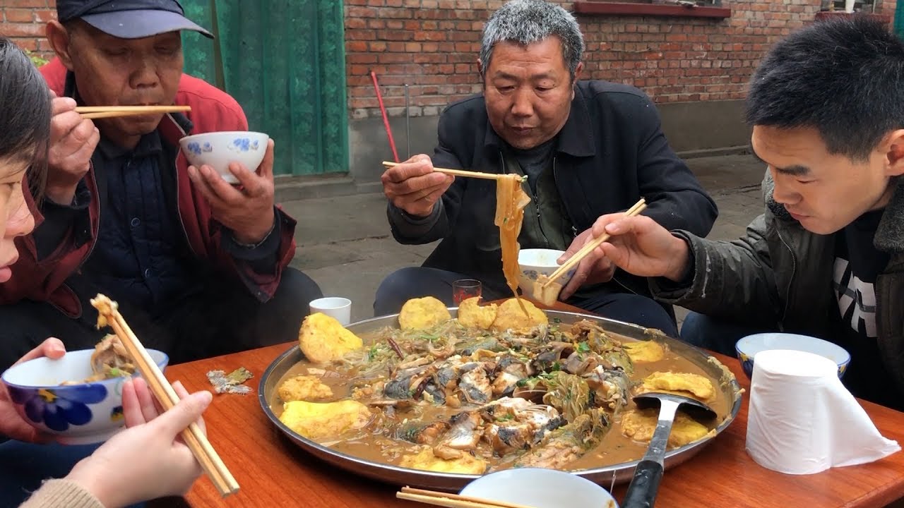 阿远炖了一盆铁锅炖鱼，嚼着老妈贴的饼子，下雨天吃这才够味儿