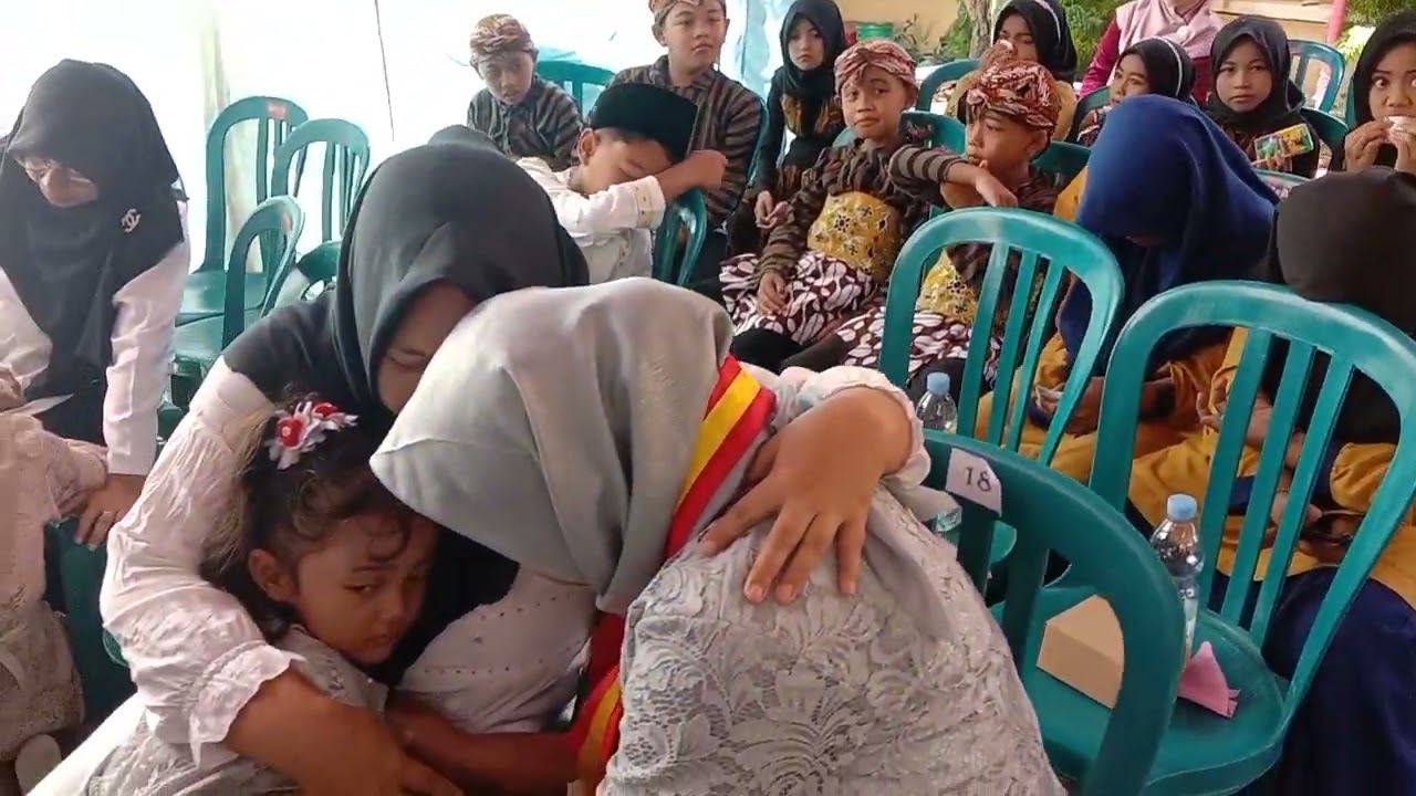 prosesi sungkem dalam acara perpisahan siswa -siswa kelas VI #24Juni2023