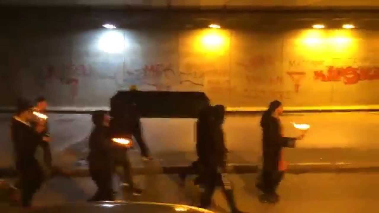 Κηδεία του βάζελου έξω από τον ΣΚΑΙ