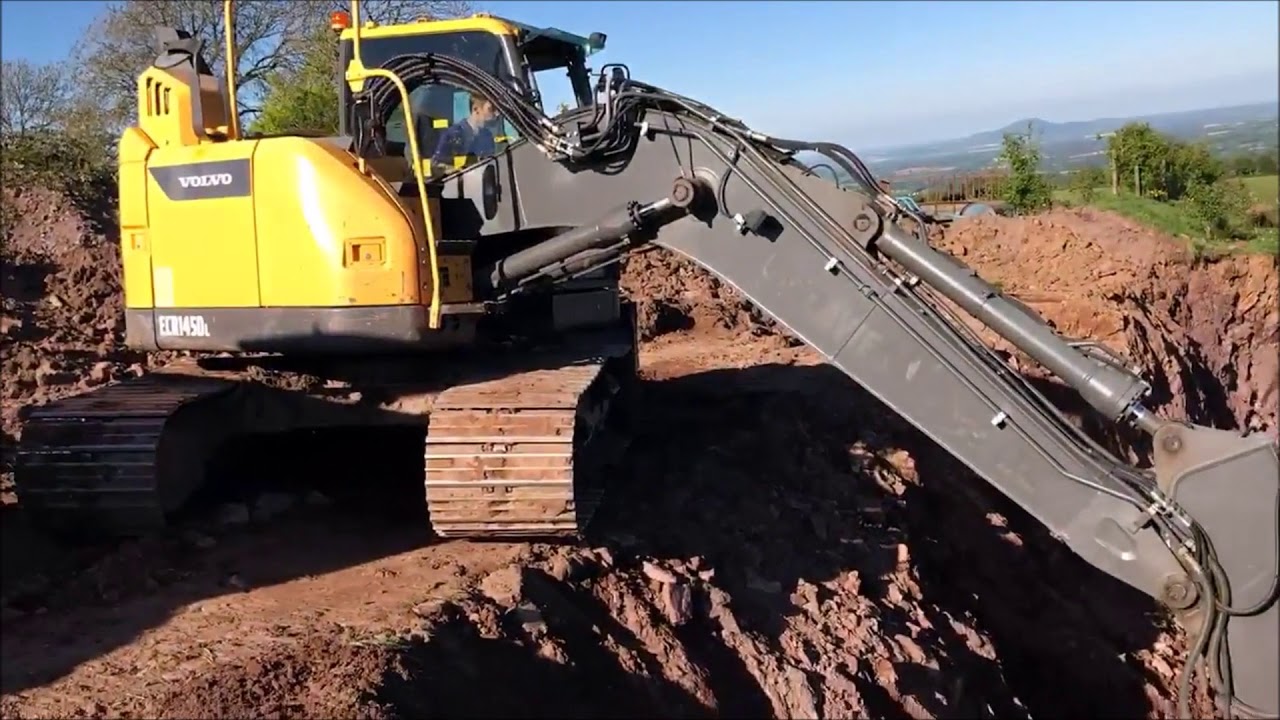 Excavating a collapsed drain with the Volvo ECR145DL