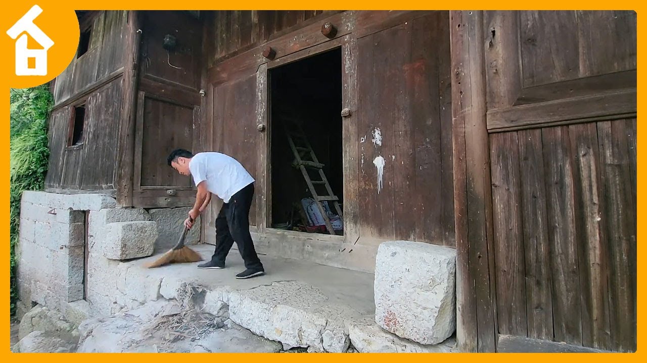 Homeless Man Renovates Abandoned Old House in the Mountains to Start New Life with Animals
