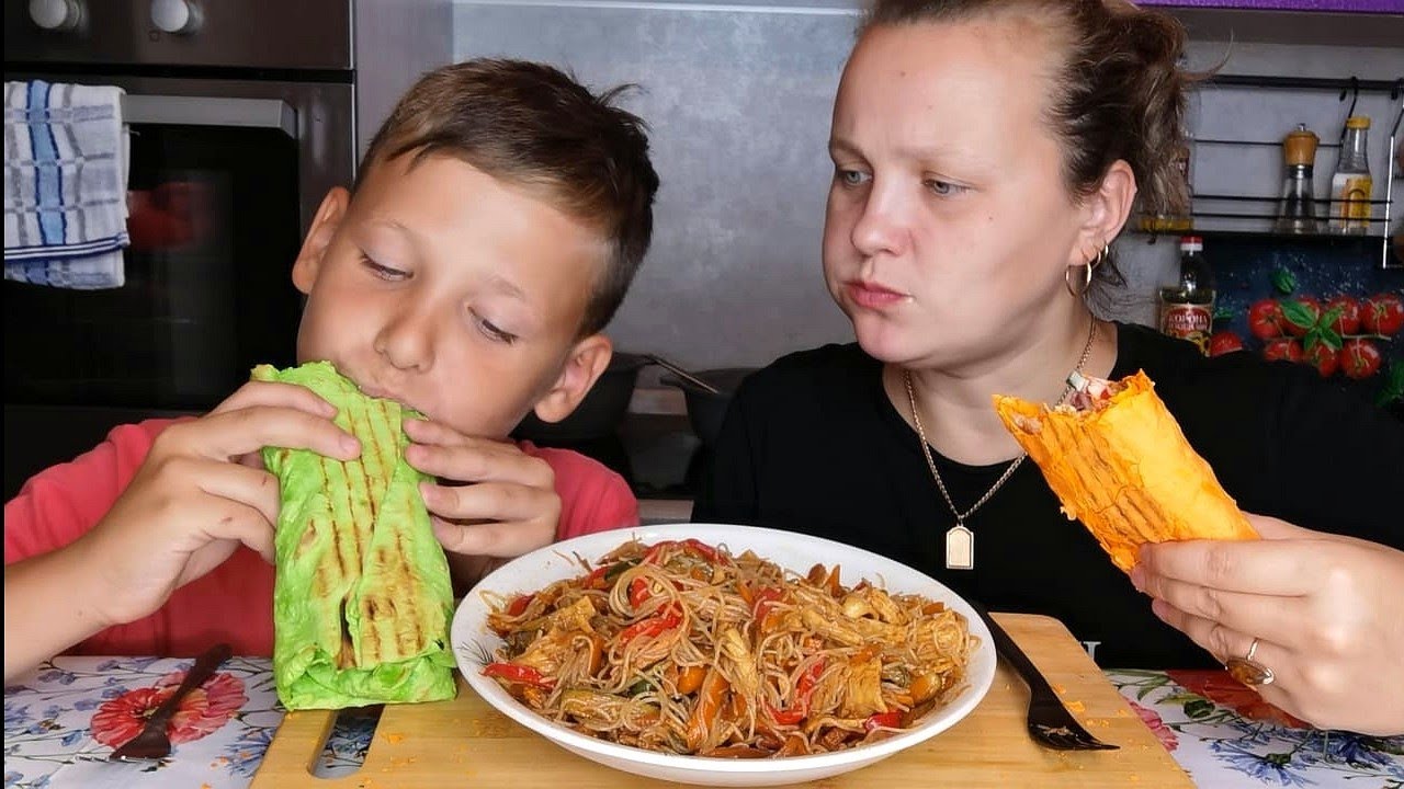 Мукбанг Шаурма чесночная,сырная Фунчоза/Ваня вернулся.