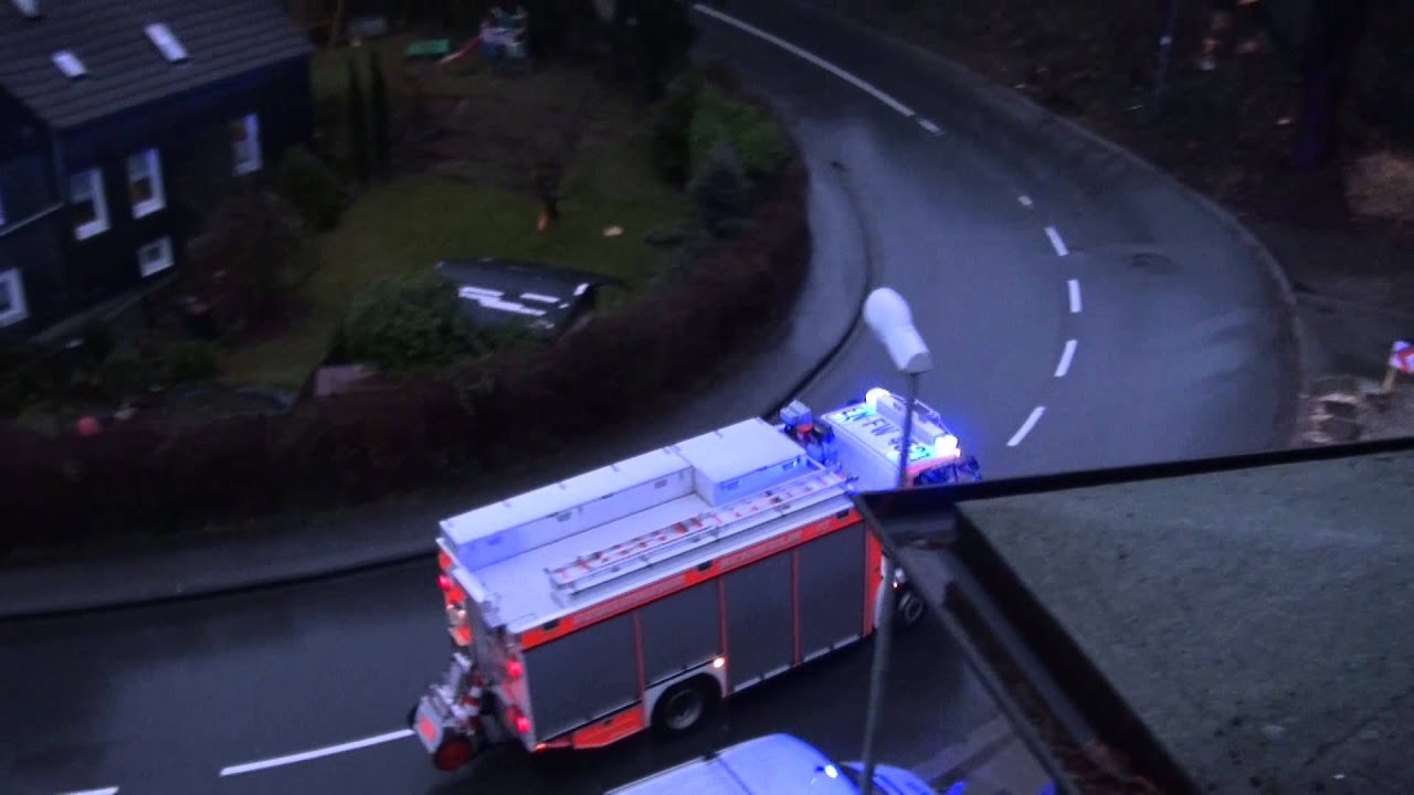 RW der Feuerwehr Schwelm bei Regen mit Ehorn und Pressluft