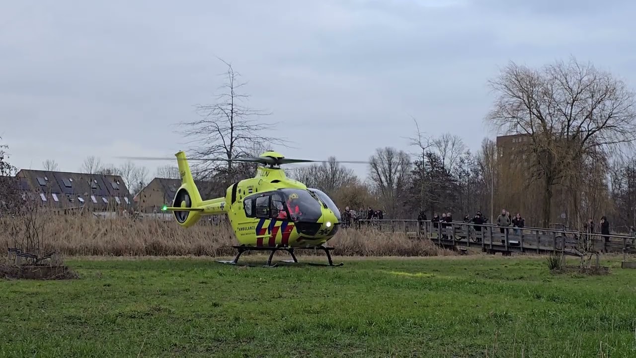 {Take-off} Lifeliner 04 stijgt op vanaf een afhijsing in Delfzijl