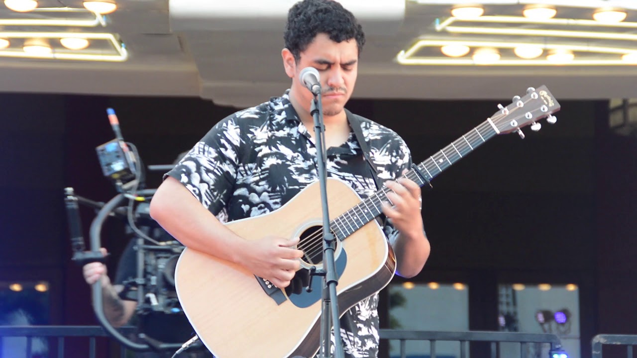 Alejandro Aranda  New Guitar song at fox theater ( up close view ) 4k American Idol 5/14/2019