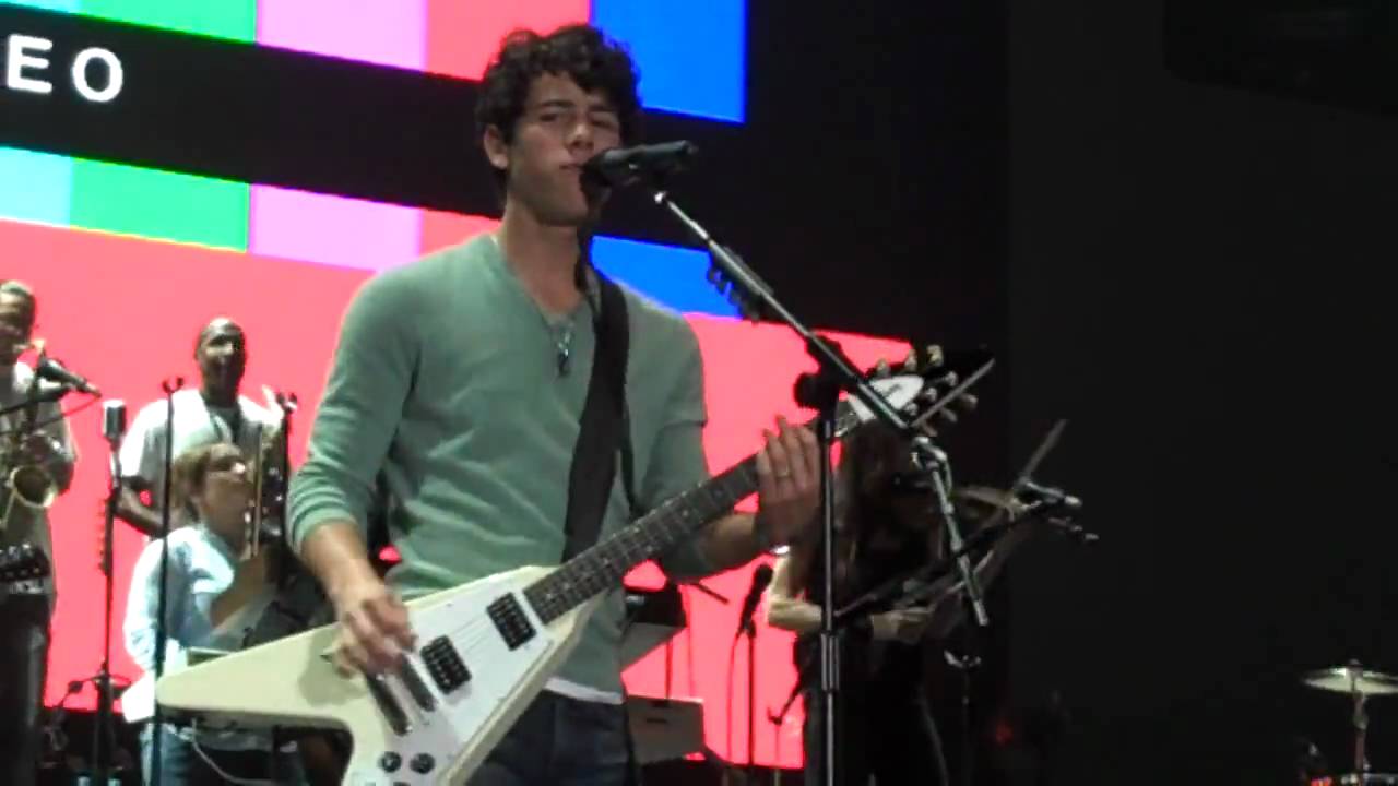 Jonas Brothers - Wembley - SOUNDCHECK / WW3 ( World War 3) *HD*