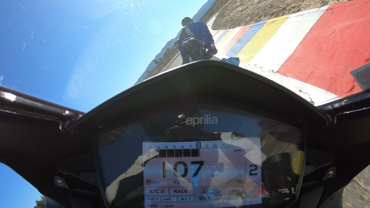 Aprilia rsv4 vs yamaha r1, suzuki on board almería circuit