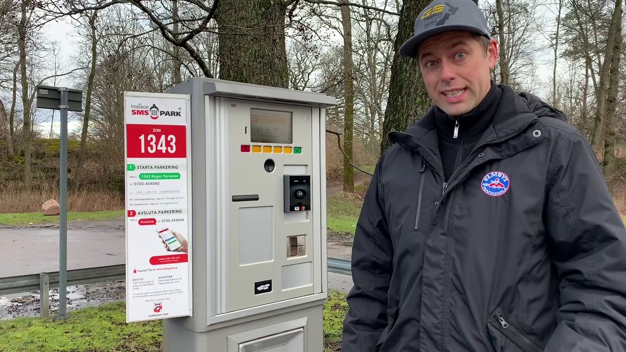 Ronnie går igenom ”nya” parkeringsautomaten i Folkets park Trollhättan.