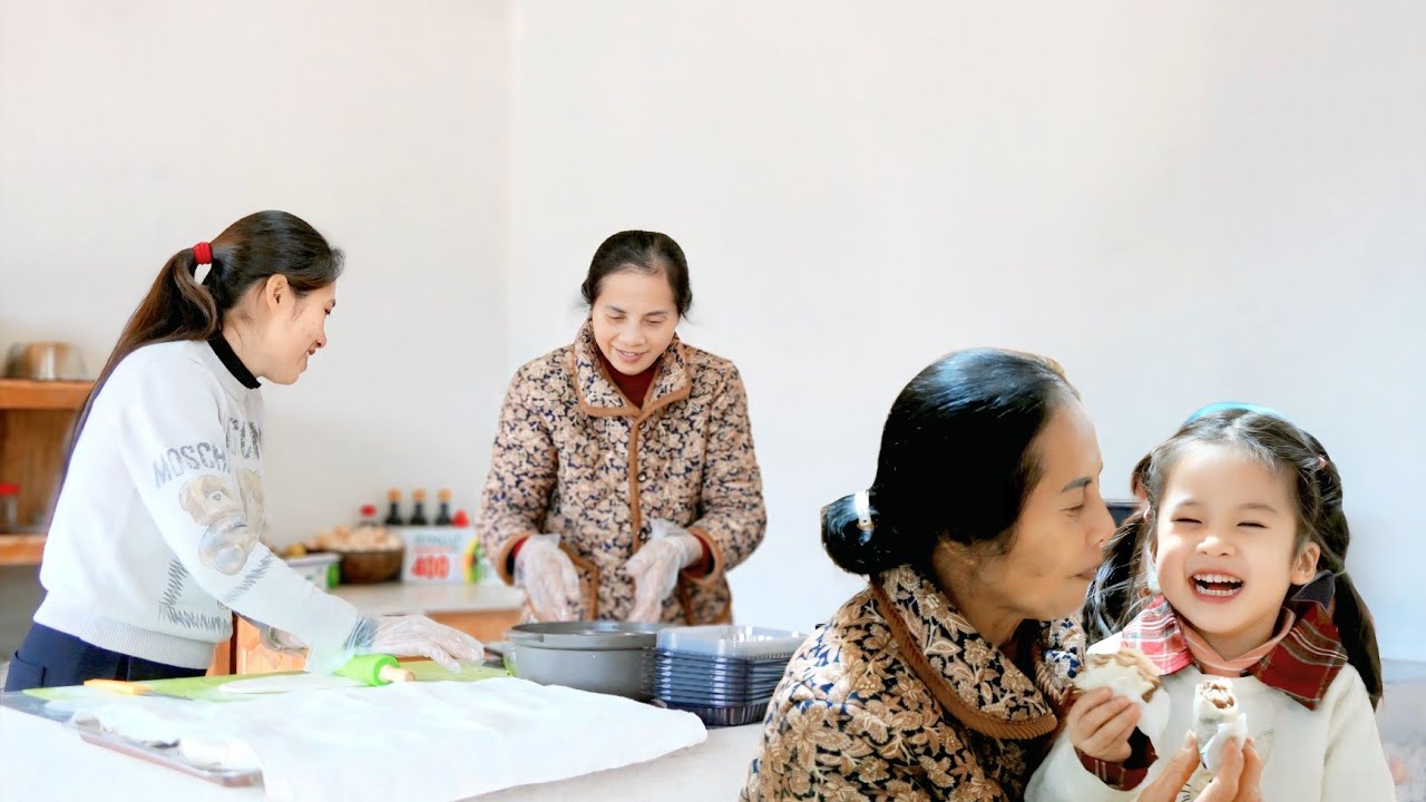 Eating red beans brings good luck. Nhi's happiness when her grandmother comes to visit.