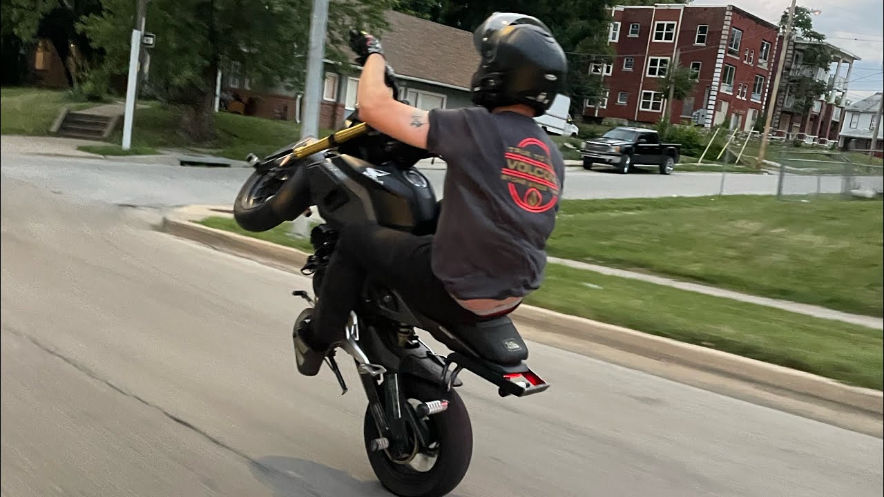 KC Grom Stunts